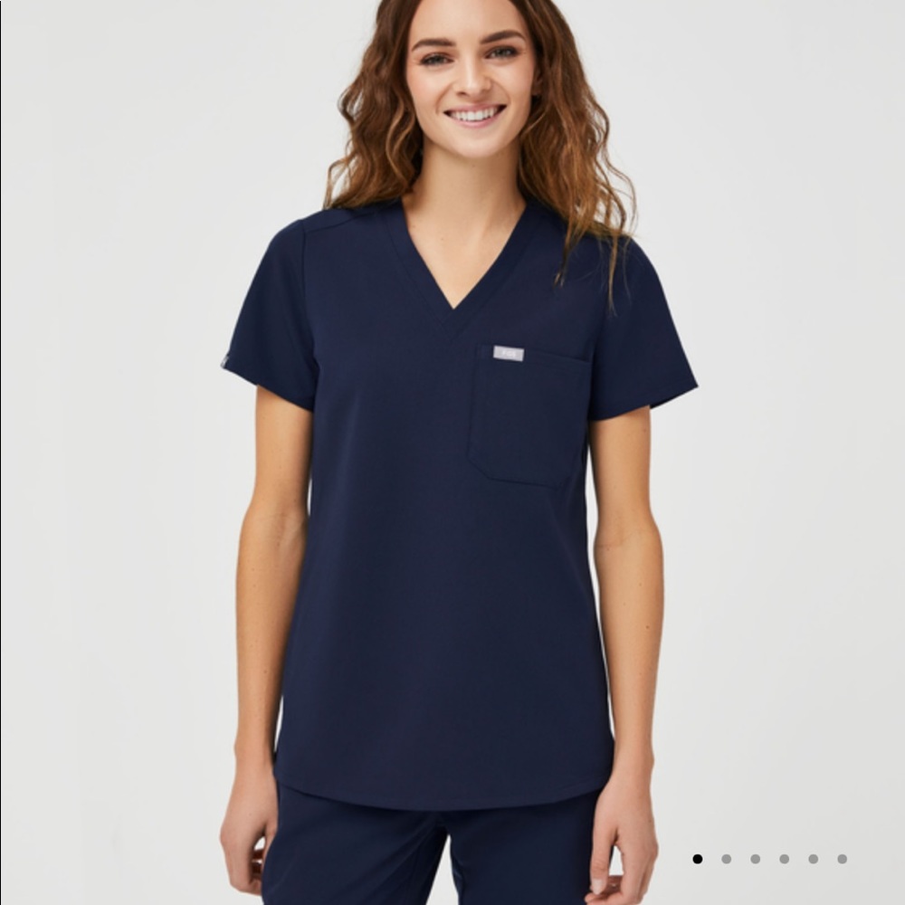 Catarina One-Pocket FIGS Top
